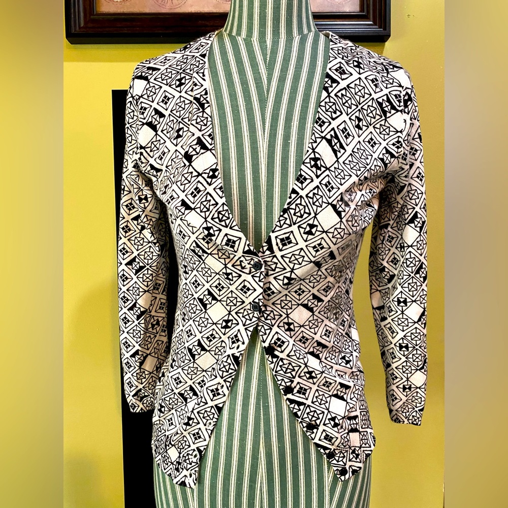 NWT! H&M V-neck Cardigan Sweater, Size XS, Cream/Black Geometric Pattern.